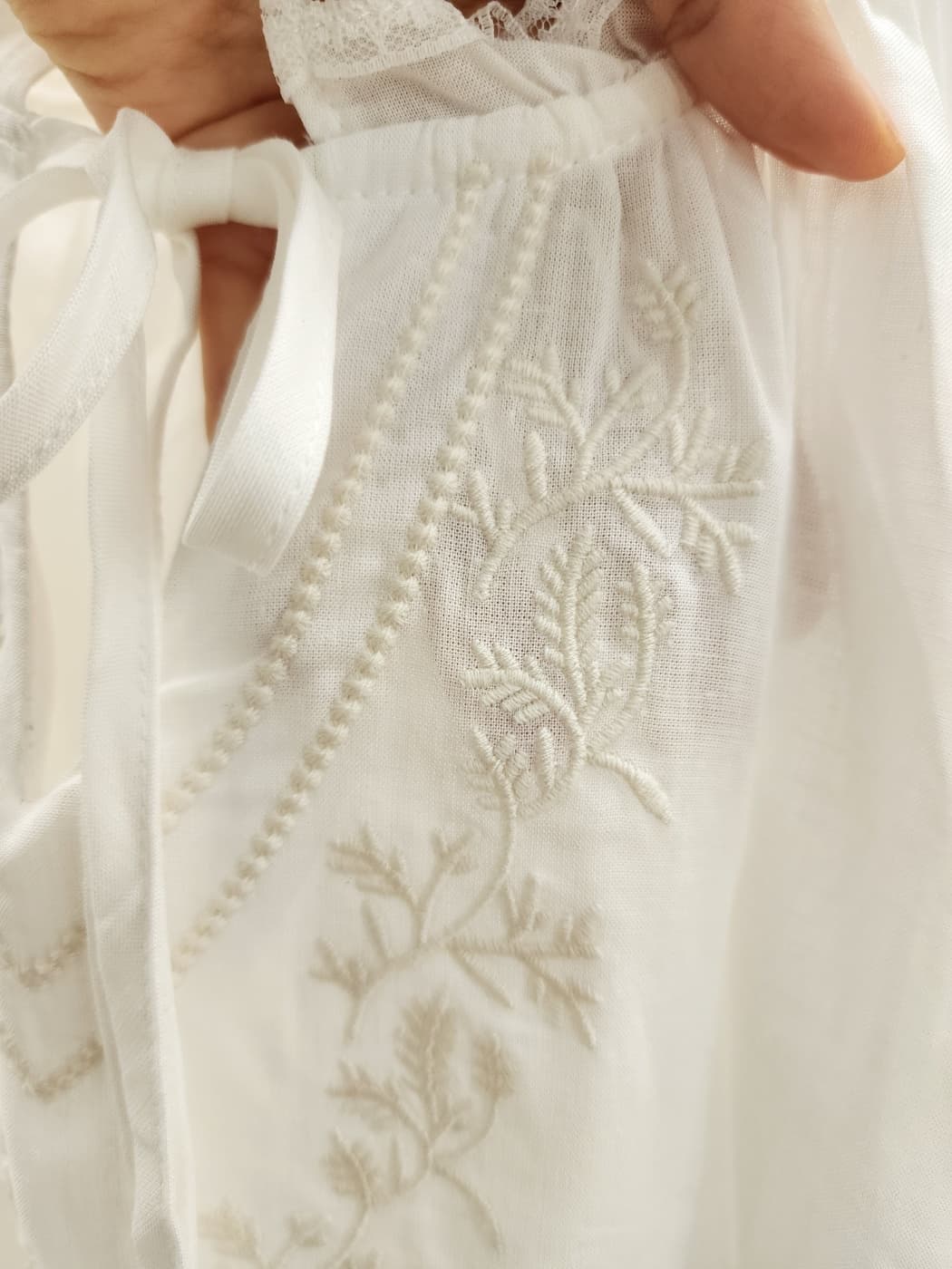 [MARIGOLD] Art Cream Embroidery Blouse 8