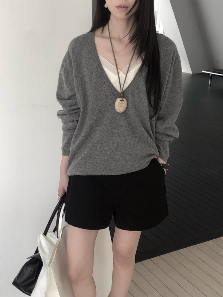 [LE BUTTER] Deep V-Neck Knit 4