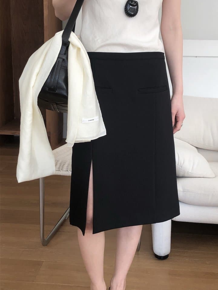 [LE BUTTER] Knob Slit Skirt 2
