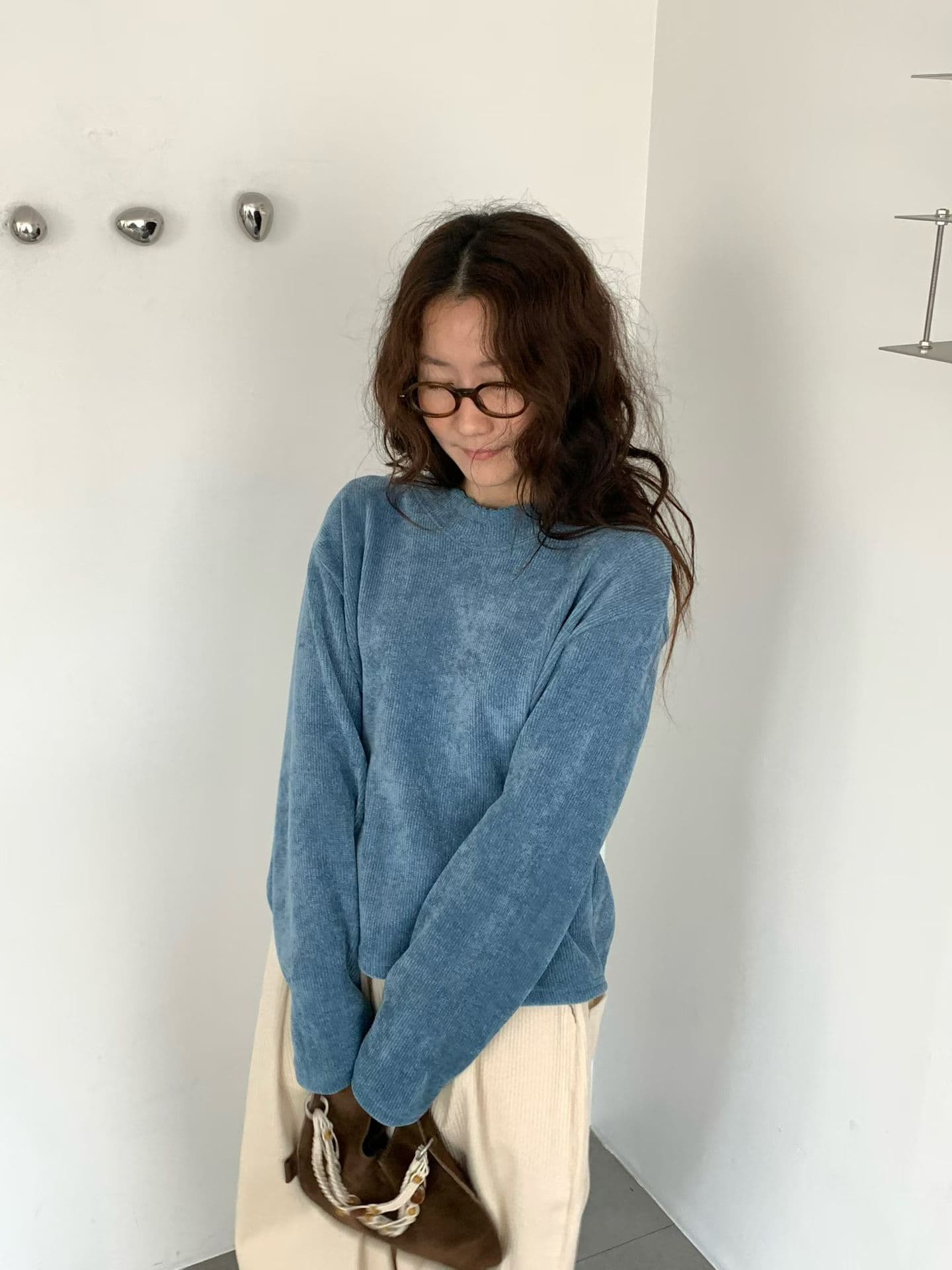 [VENTI] Pongdang Velvet Mock Neck T-Shirt 1