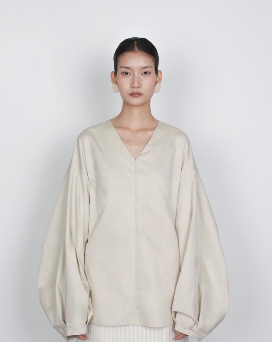 [TEXTURE] Tun V-Neck Balloon Blouse 10