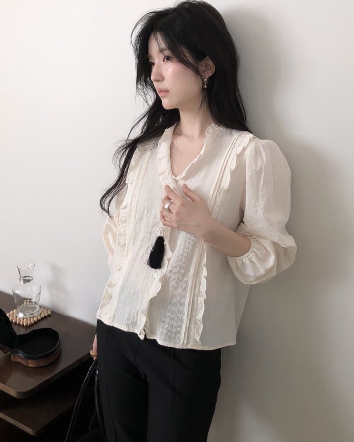 [LE BUTTER] Jane Frill Blouse 2