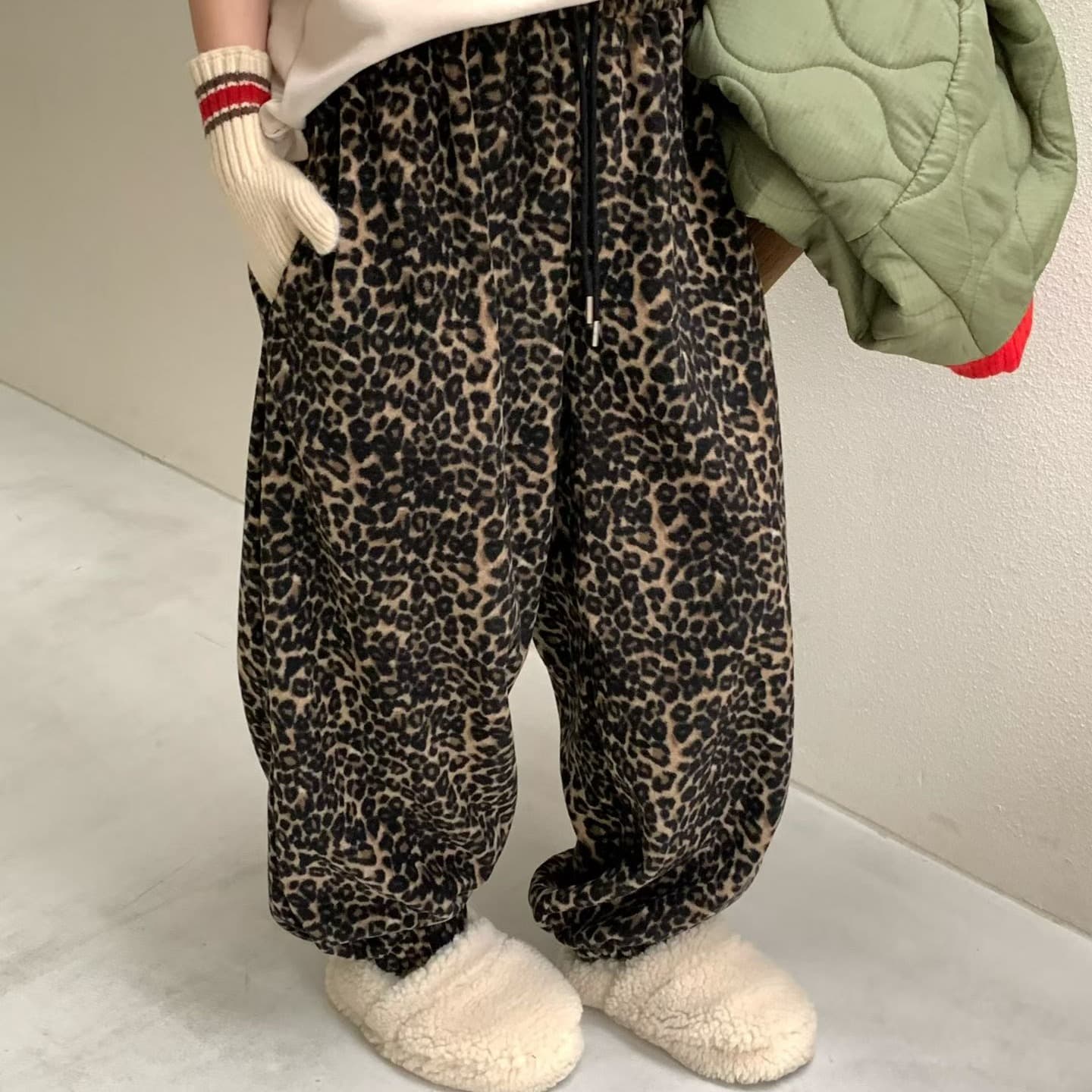 [VENTI] Leopard Fleece Jogger Pants 1