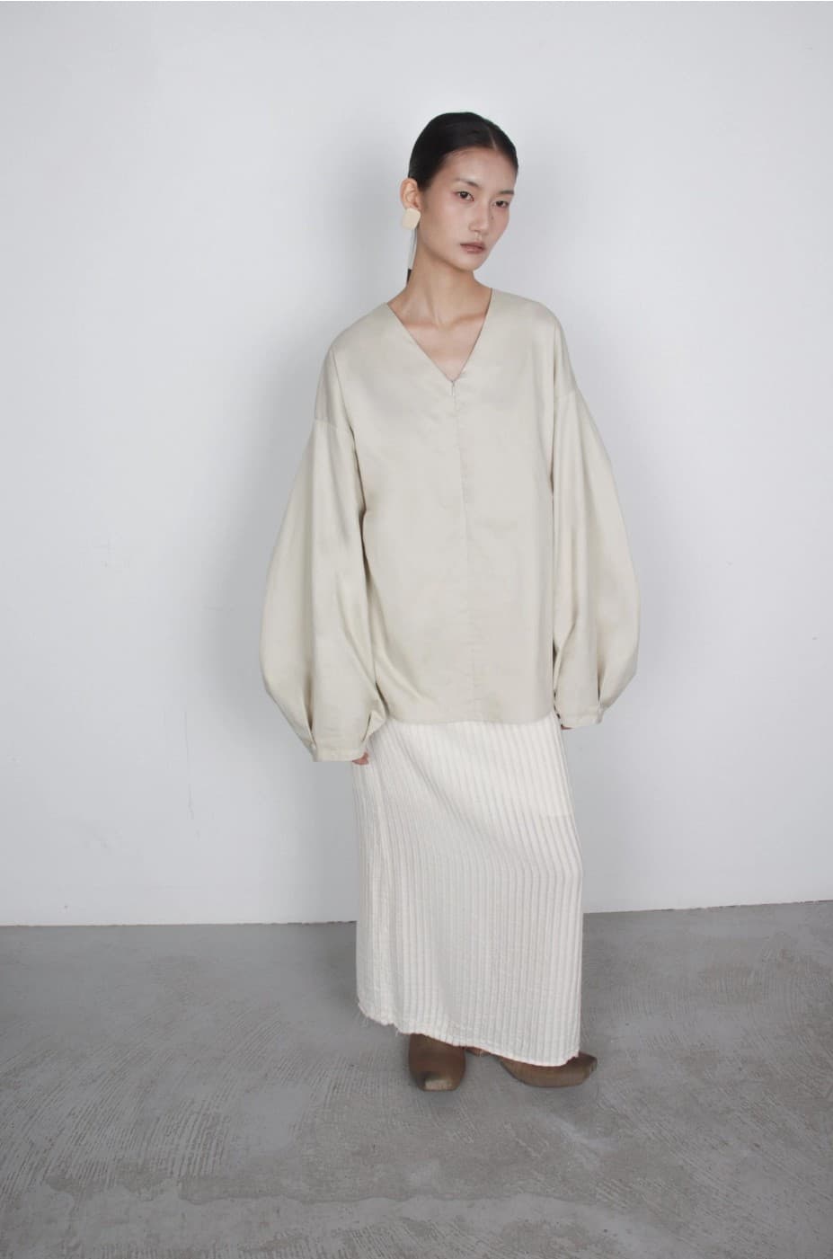 [TEXTURE] Tun V-Neck Balloon Blouse 6