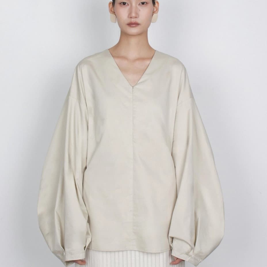 [TEXTURE] Tun V-Neck Balloon Blouse 1