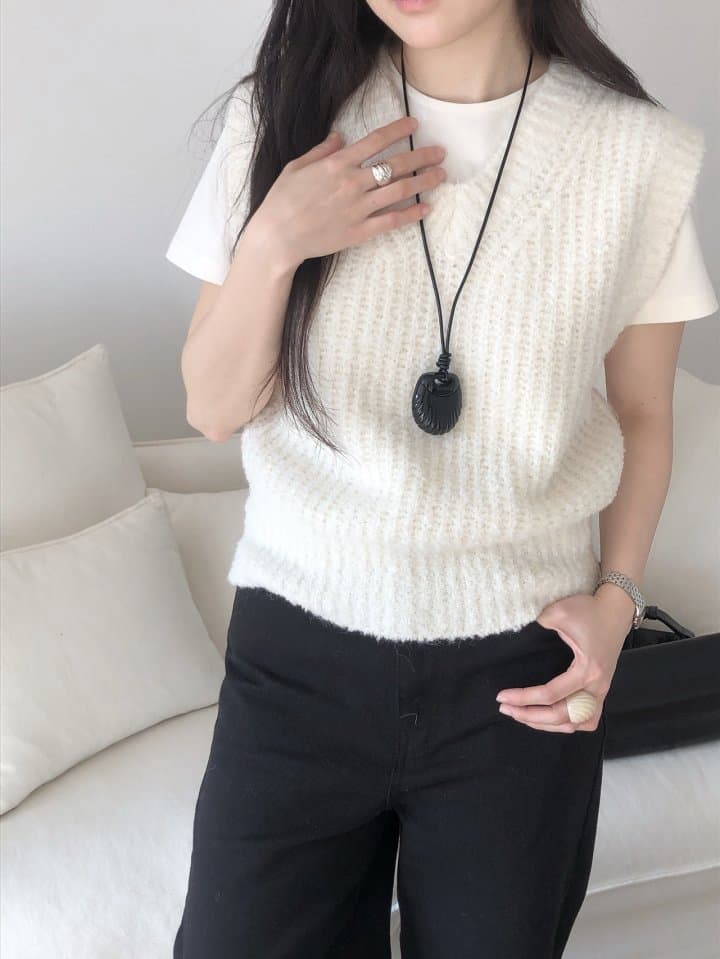 [LE BUTTER] Alpaca Vest 2