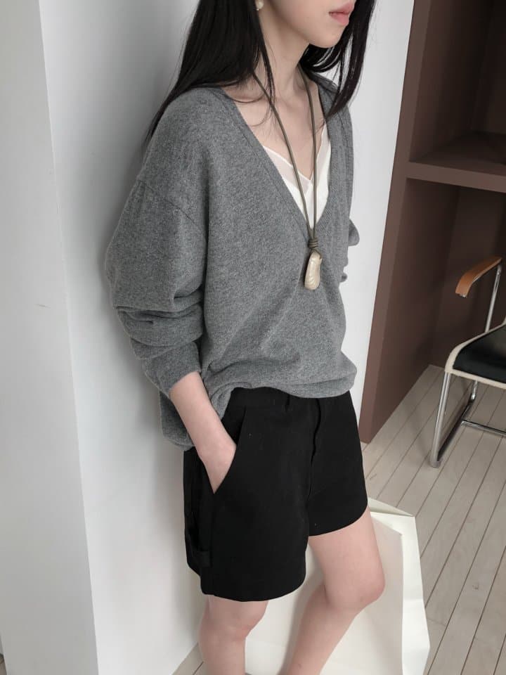 [LE BUTTER] Deep V-Neck Knit 6