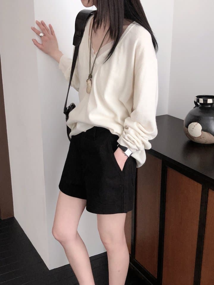 [LE BUTTER] Deep V-Neck Knit 3