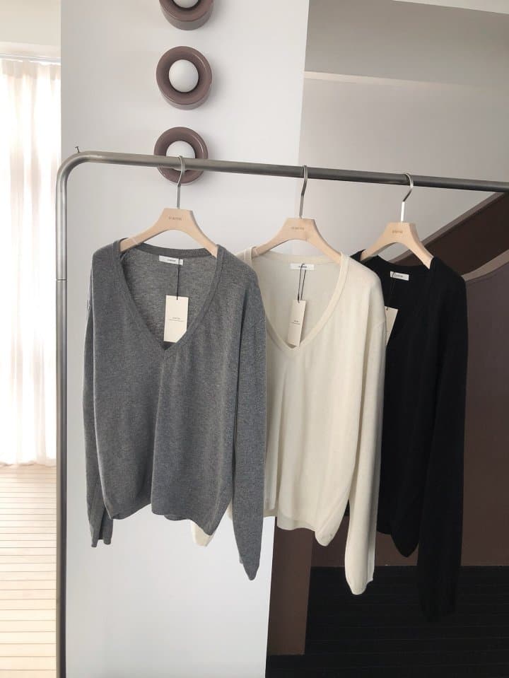 [LE BUTTER] Deep V-Neck Knit 9