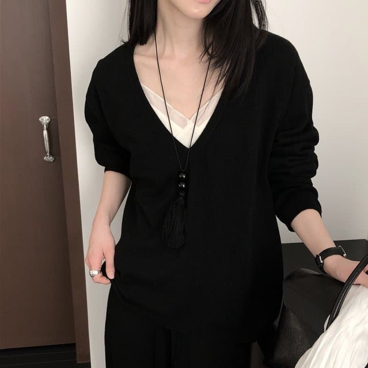 [LE BUTTER] Deep V-Neck Knit 1
