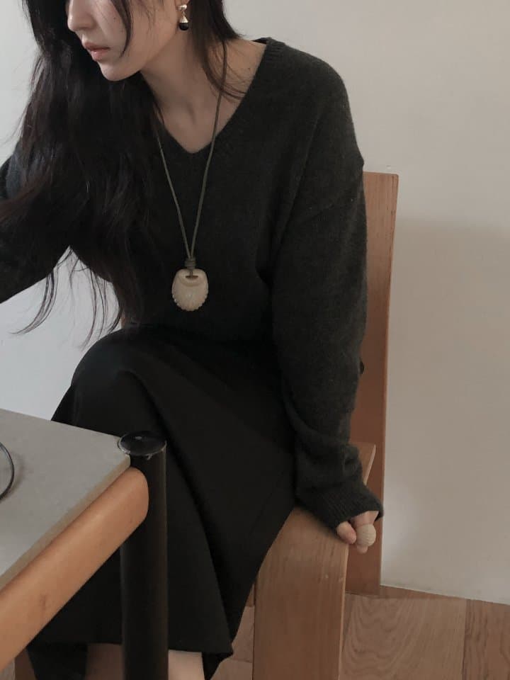 [LE BUTTER] Cashmere V-Neck Knit 2