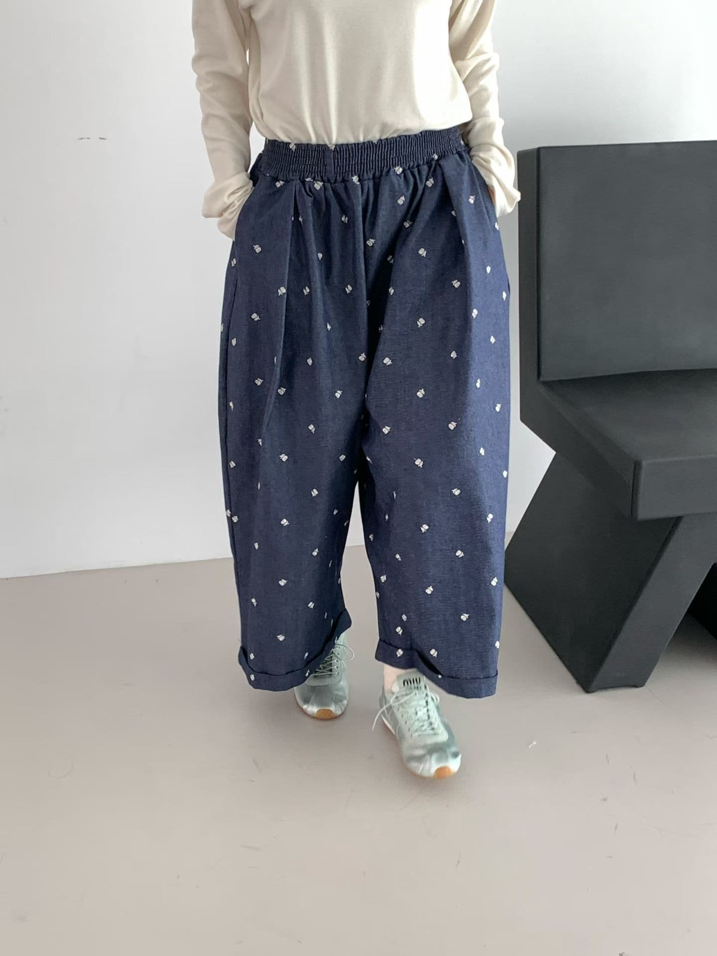 [VENTI] Berry Denim Embroidered Pants 3