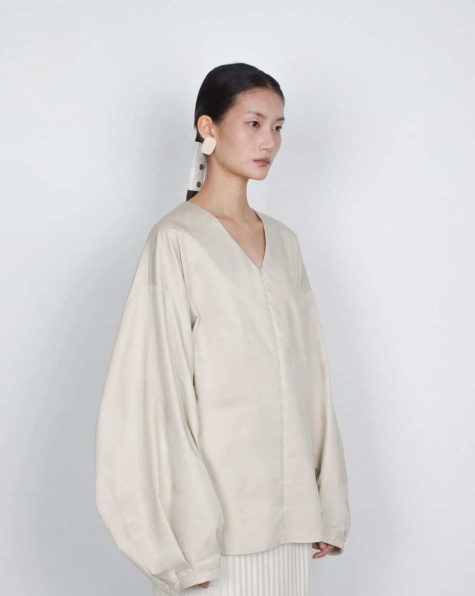 [TEXTURE] Tun V-Neck Balloon Blouse 9