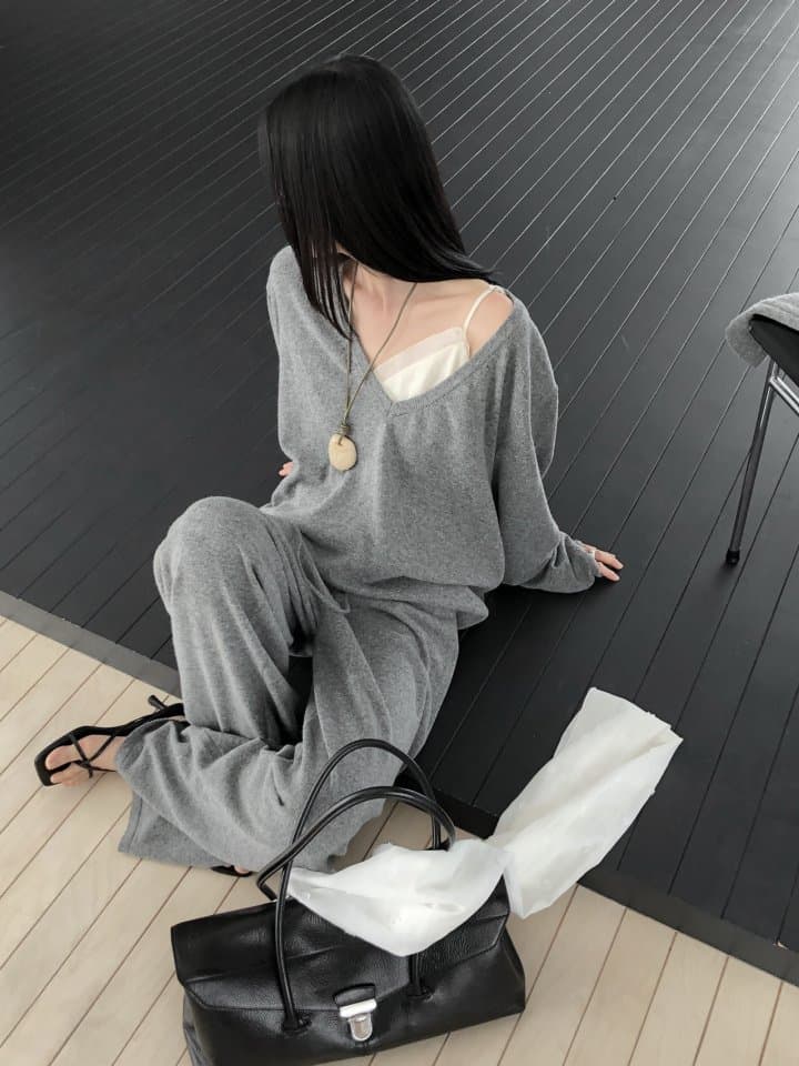 [LE BUTTER] Deep V-Neck Knit 8