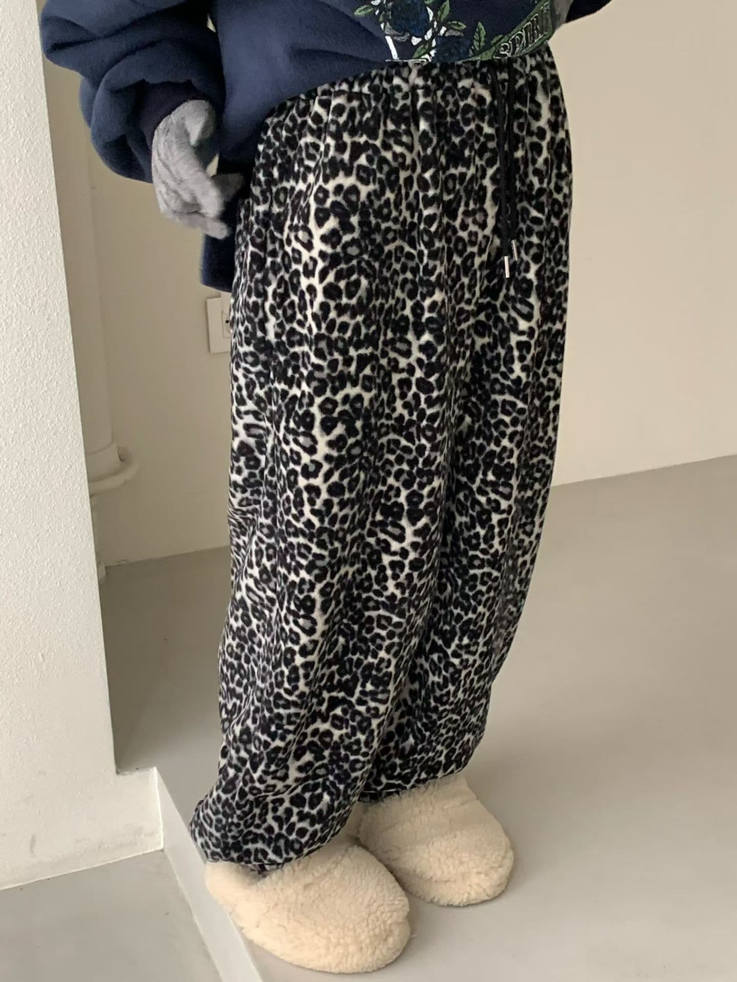 [VENTI] Leopard Fleece Jogger Pants 2