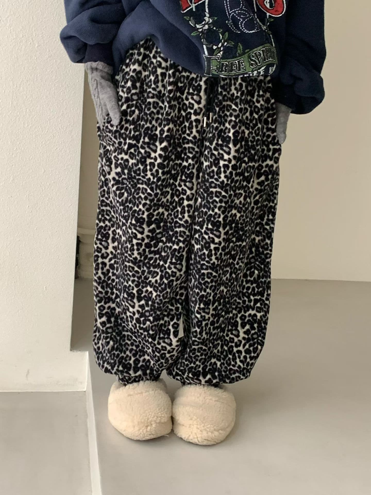 [VENTI] Leopard Fleece Jogger Pants 7