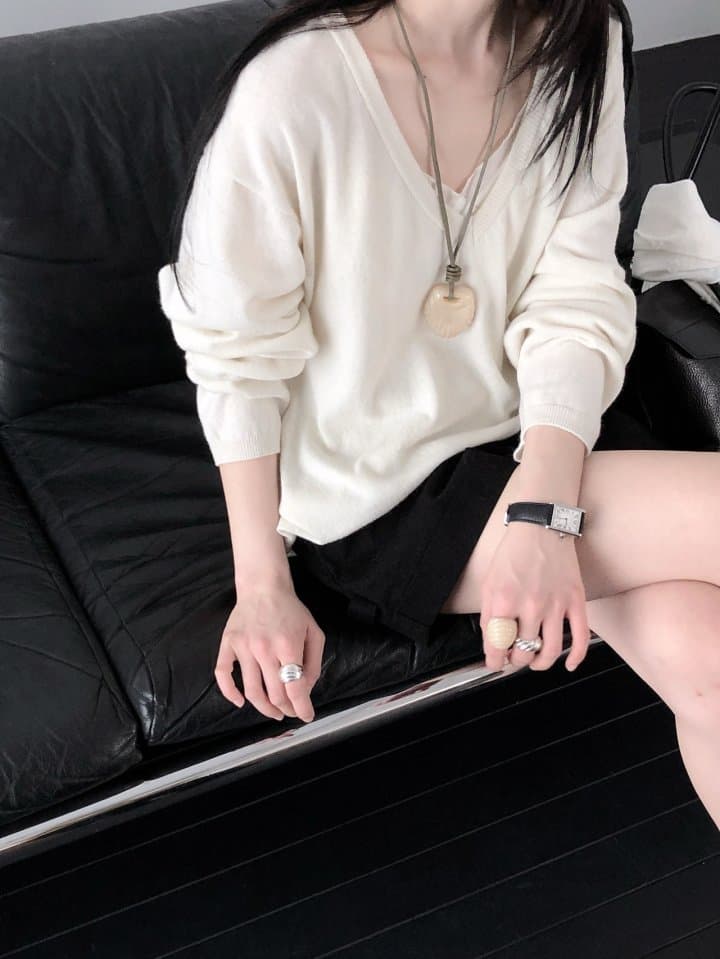 [LE BUTTER] Deep V-Neck Knit 2