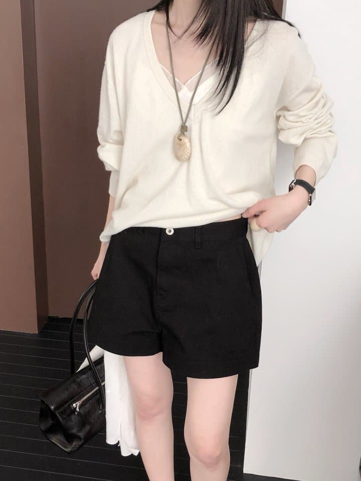 [LE BUTTER] Deep V-Neck Knit 5