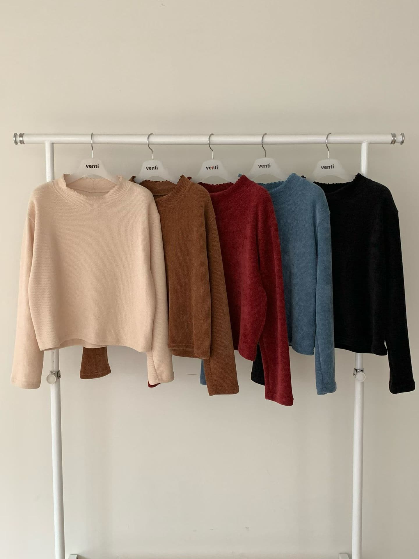 [VENTI] Pongdang Velvet Mock Neck T-Shirt 7