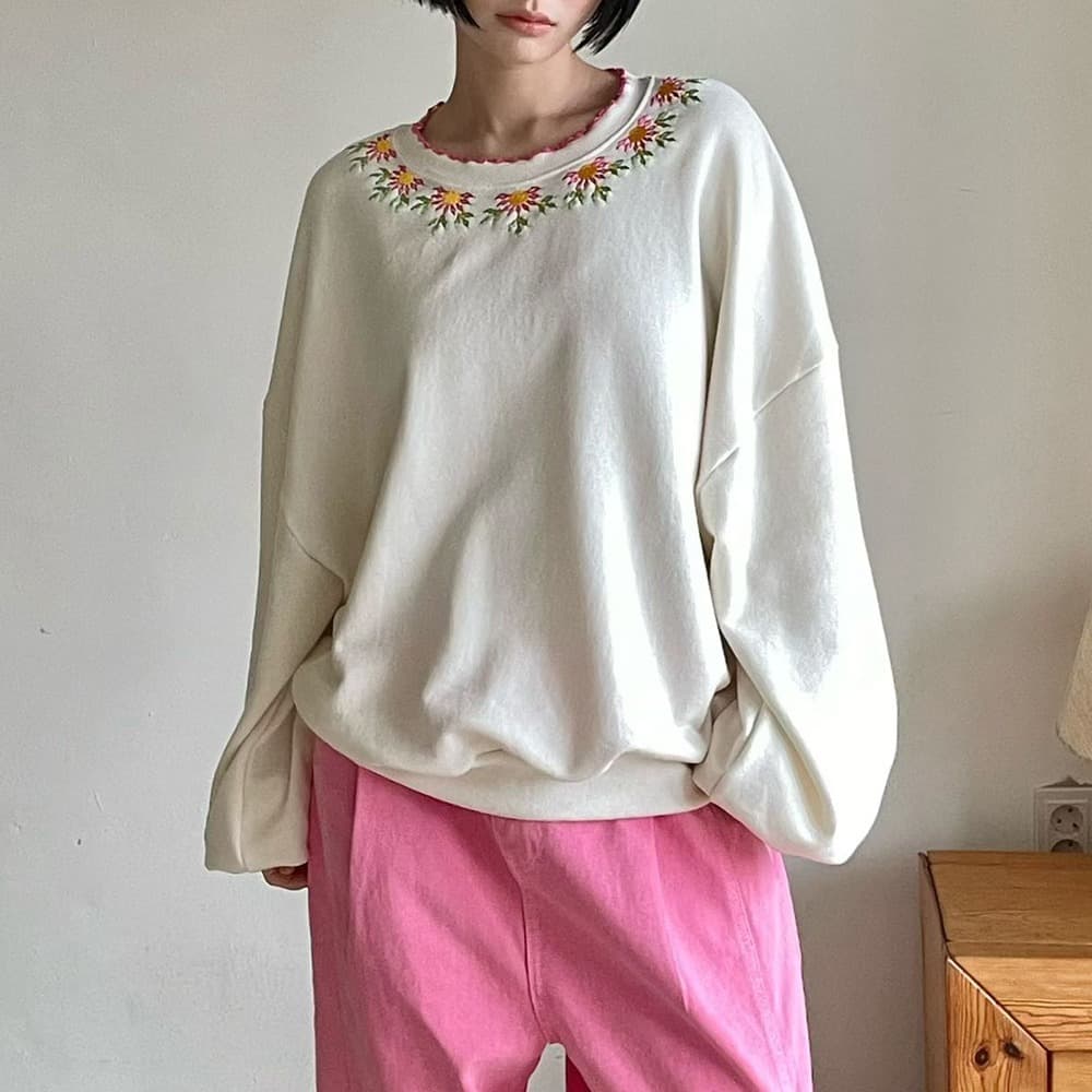 [VENTI] Cos Embroidered Sweatshirt 1