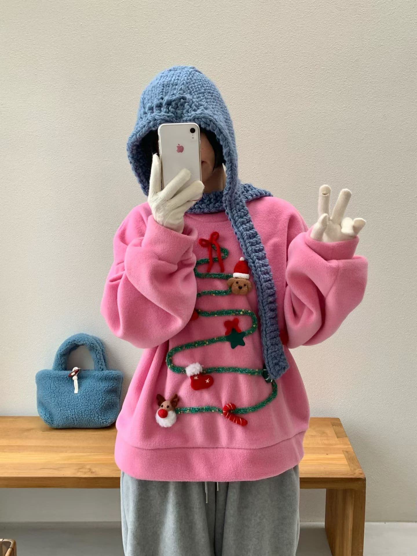 [VENTI] Christmas Box Sweatshirt 2
