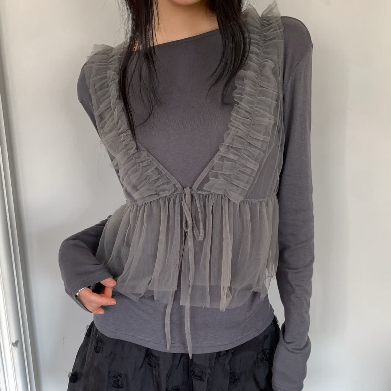 [FOUNDATION] Loose Ruffle Mesh Layered Vest 1