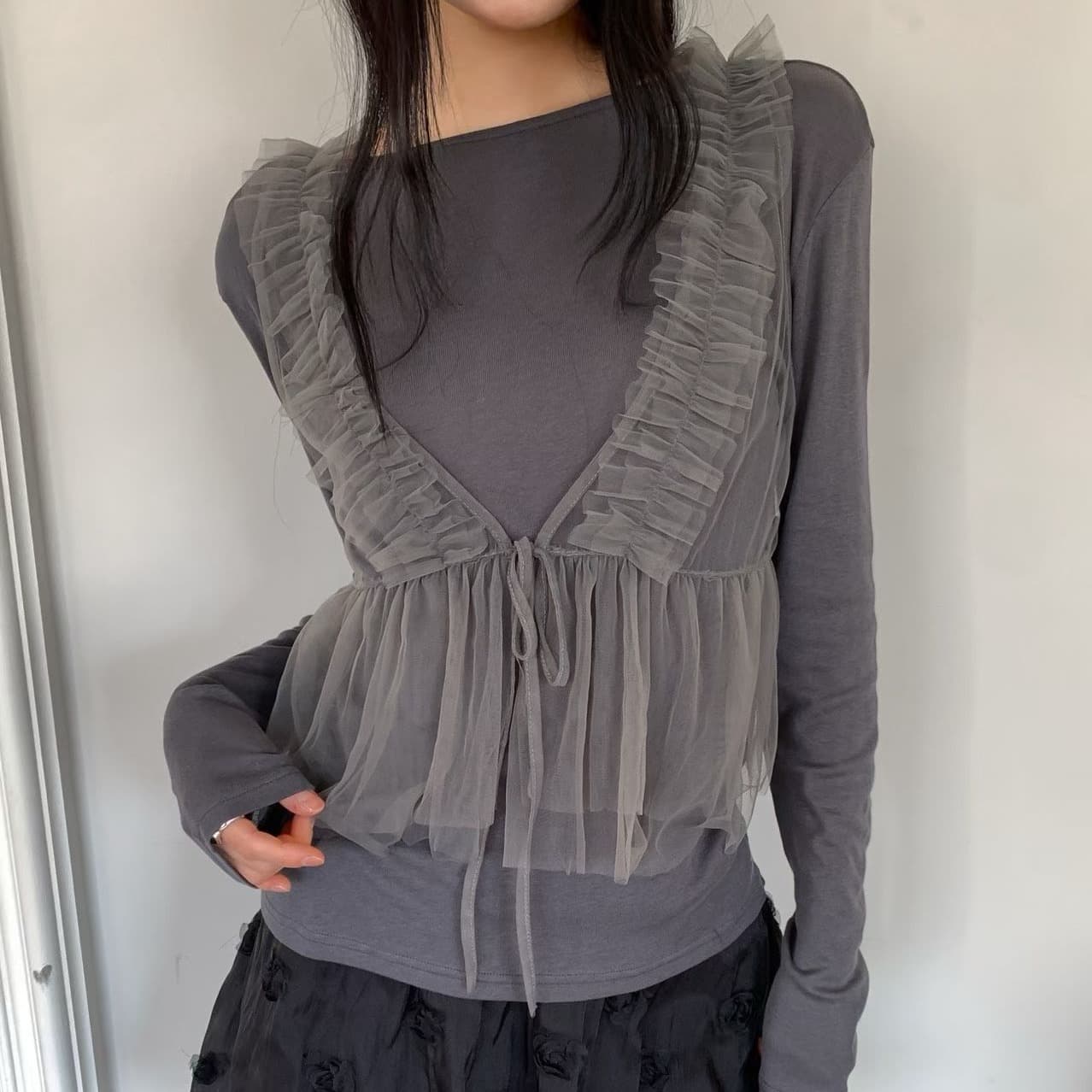 [FOUNDATION] Loose Ruffle Mesh Layered Vest 1