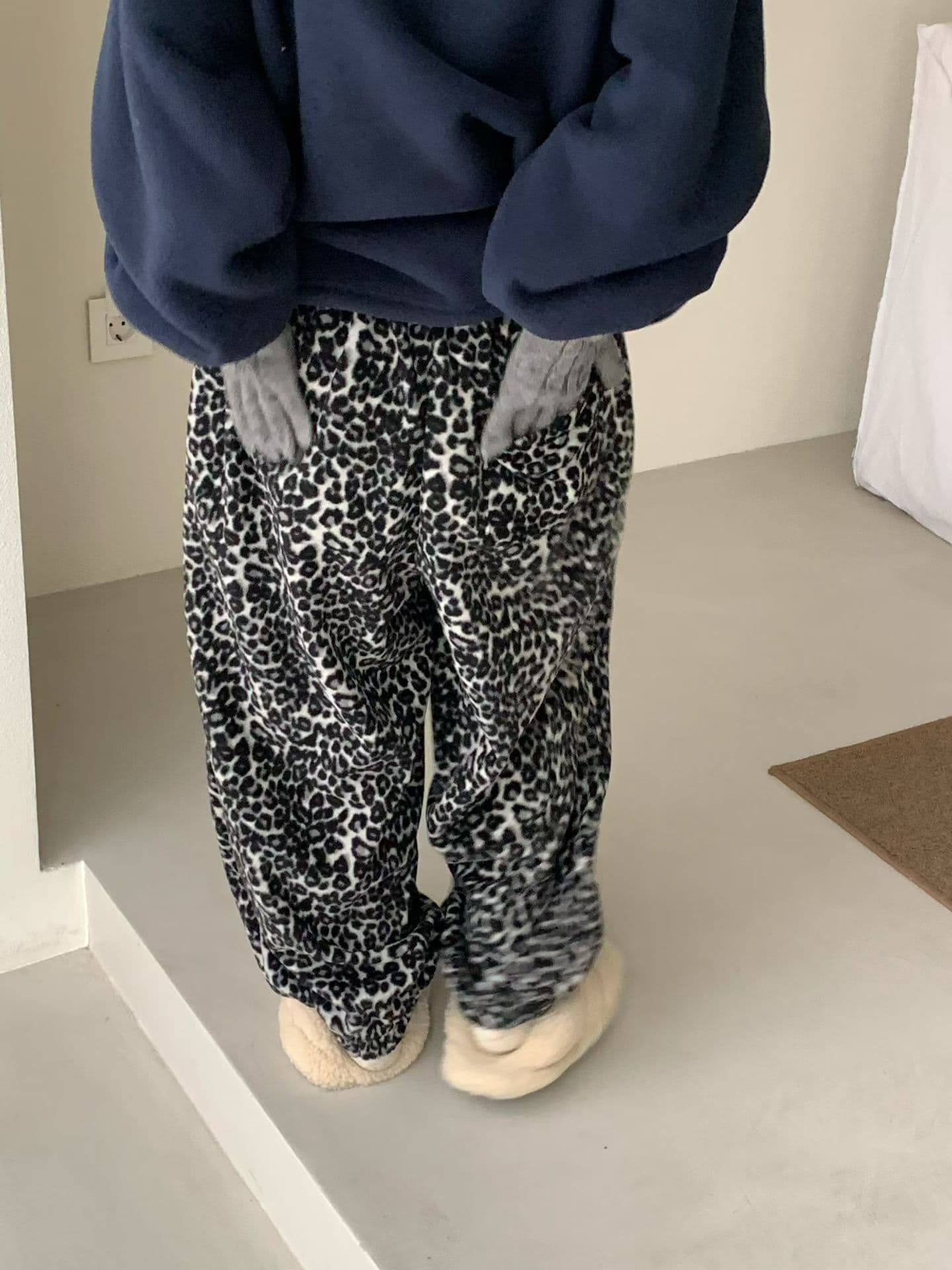 [VENTI] Leopard Fleece Jogger Pants 5