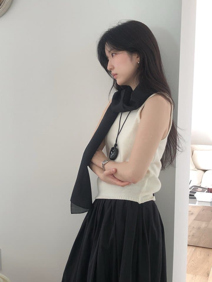[LE BUTTER] Raccoon Tay Sleeveless Top 2