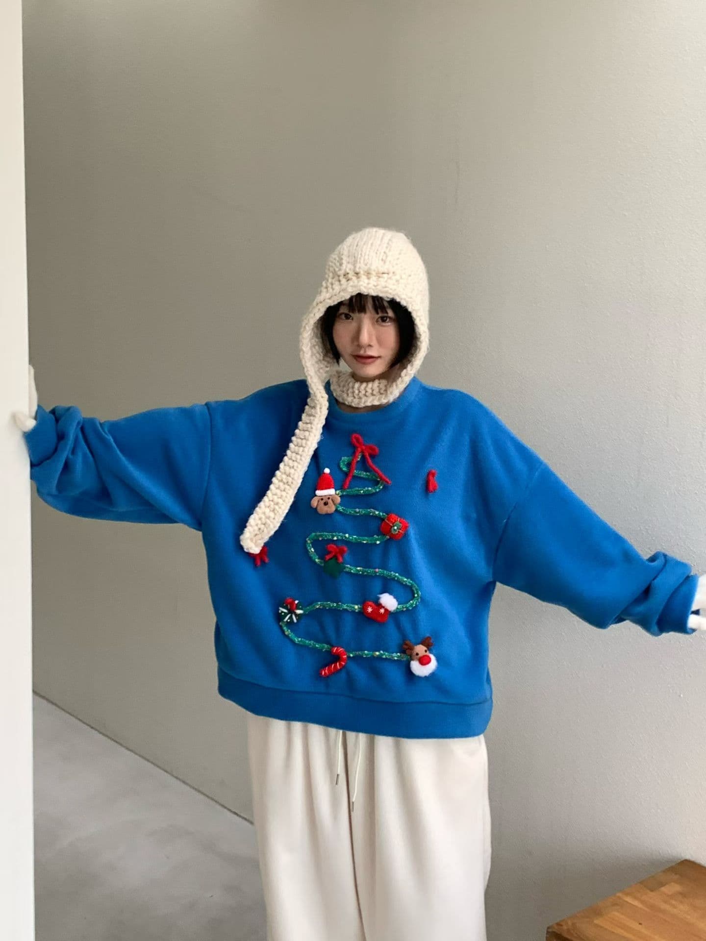 [VENTI] Christmas Box Sweatshirt 7