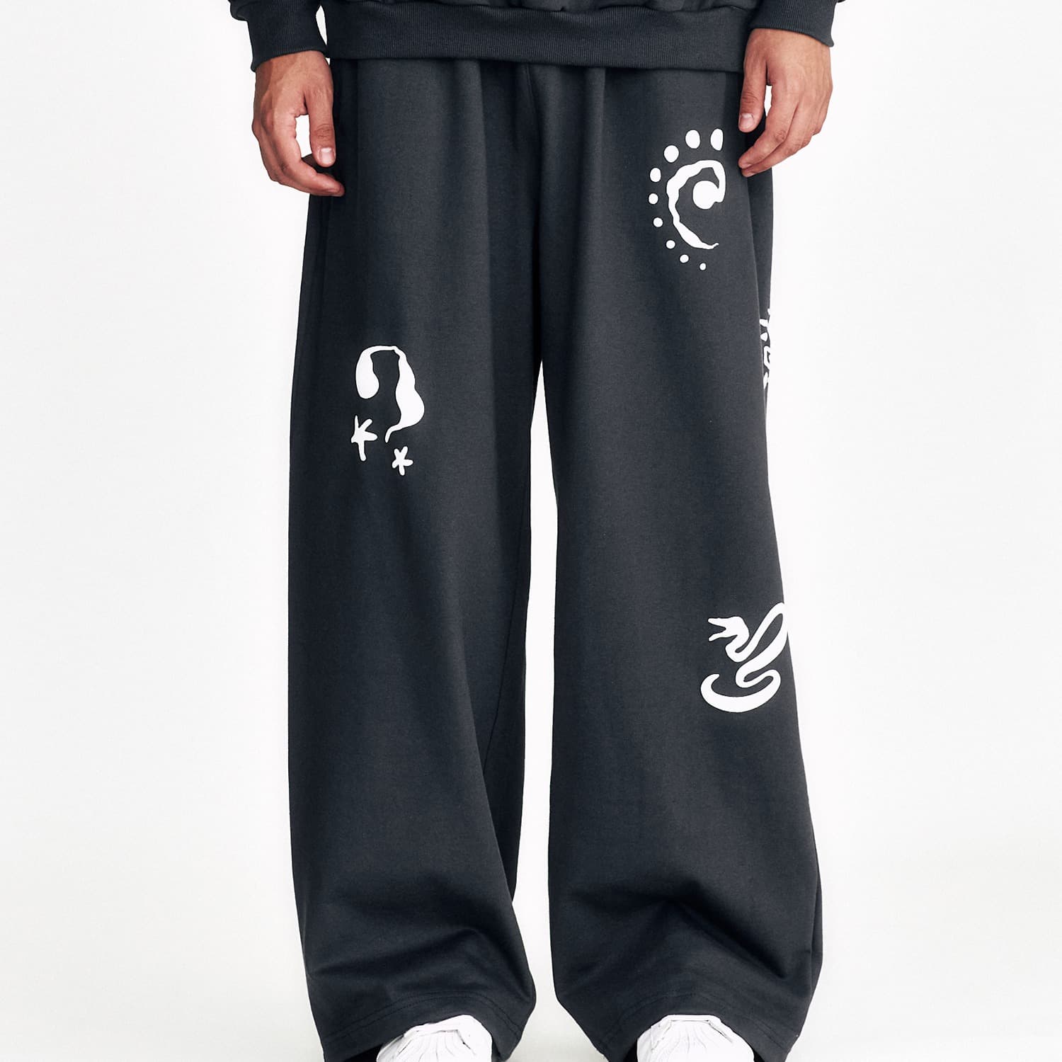 [SSERPE] SYMBOL EMBOSSED SWEAT PANTS 1