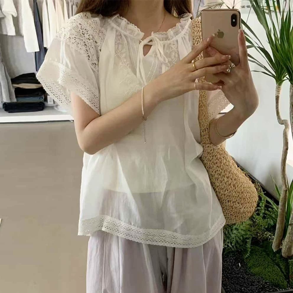 [MARIGOLD] Art Cream Embroidery Blouse 1