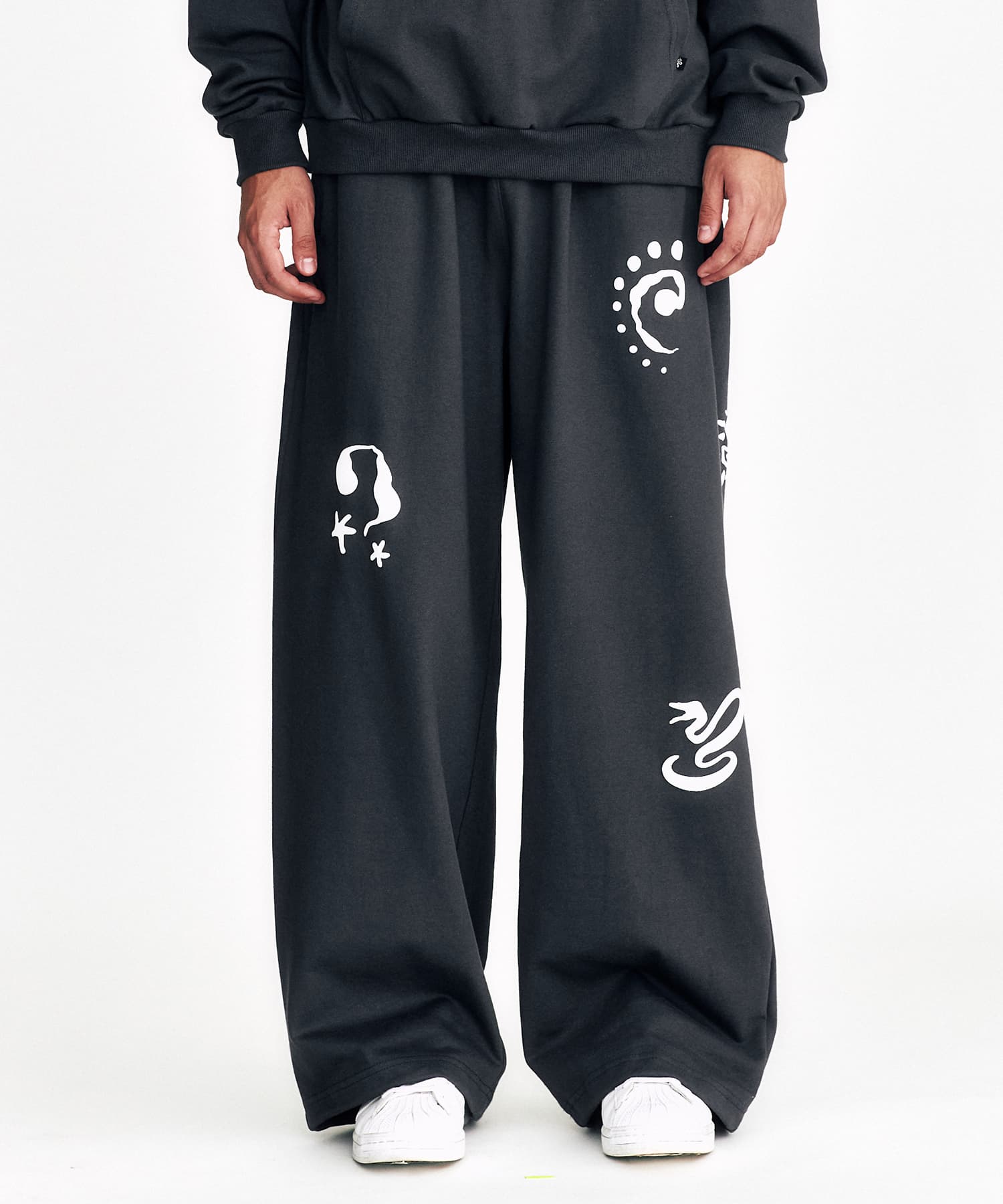 [SSERPE] SYMBOL EMBOSSED SWEAT PANTS 7