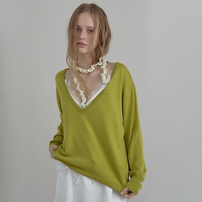 [CEST LA VIE] Deep V-Neck Pullover 1