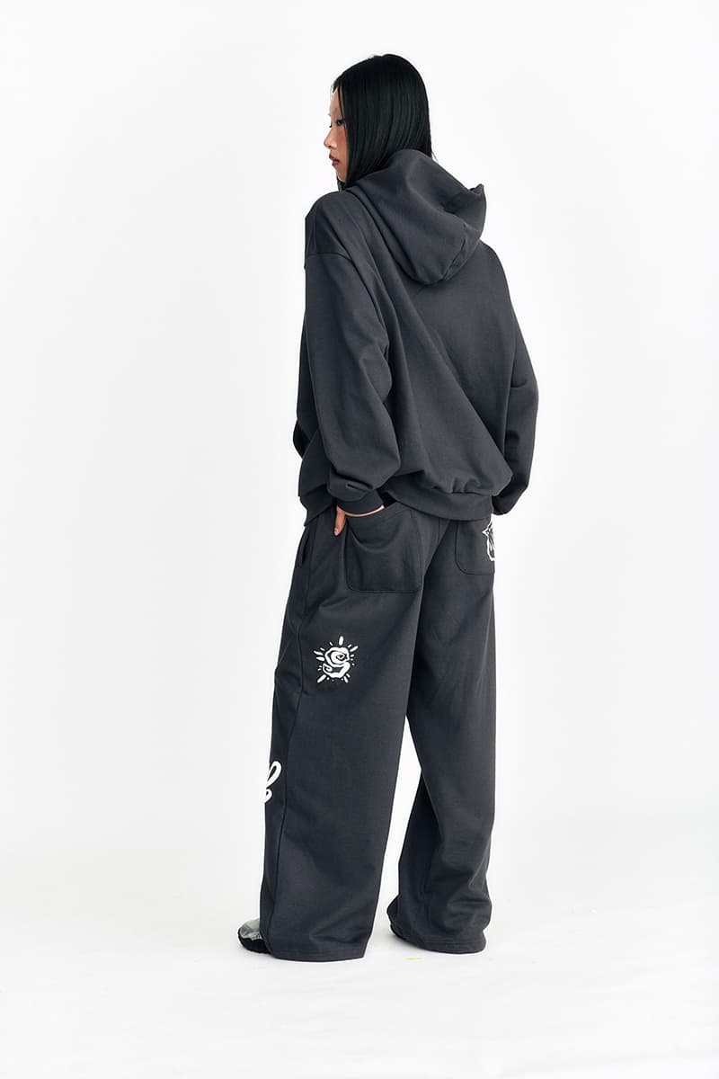 [SSERPE] SYMBOL EMBOSSED SWEAT PANTS 2